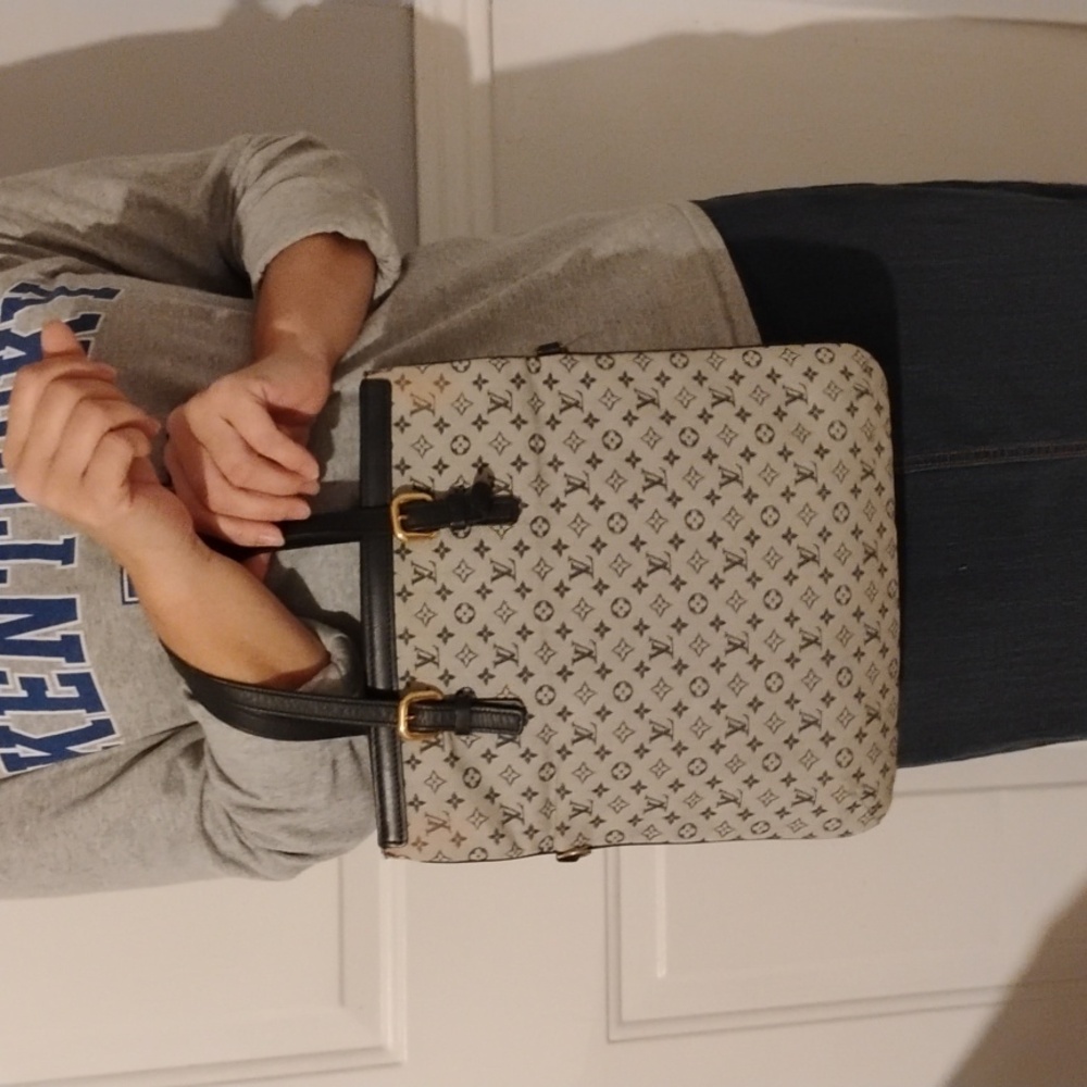 Louis Vuitton Monogram Tote in Cream and Black - Picture 2 of 16